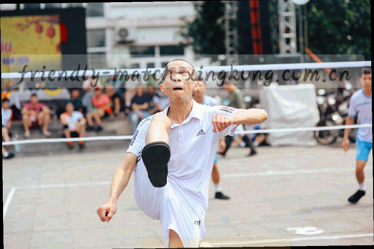 球场平面上的跑动热力图，色阶由青绿过渡到暖橙